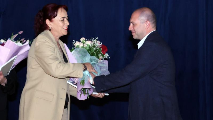 გივი მიქანაძემ ჩხოროწყუსა და წალენჯიხის მუნიციპალიტეტების ღვაწლმოსილი პედაგოგები დააჯილდოვა