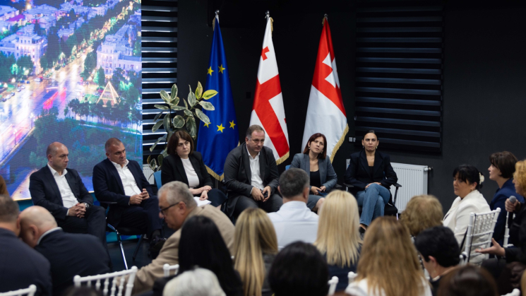გივი მიქანაძემ და რევაზ სოხაძემ ქალაქ რუსთავის სასკოლო საზოგადოების წარმომადგენლებთან შეხვედრა გამართეს