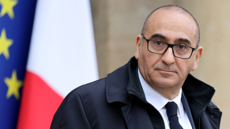 საფრანგეთის შს მინისტრის განცხადებით, პოლიციას არ ავალებს, თავი შეიკავოს და არც ხელთ არსებული სპეციალური საშუალებების გამოყენებას უკრძალავს - მედია