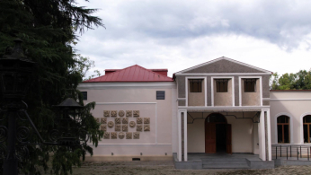 კულტურის სახლი, რომელმაც სოფელ მარნის კულტურული აღმავლობის წლებიც გამოიარა და პერიოდიც, როცა მხოლოდ დაზიანებული კედლები იყო დარჩენილი - შენობა, რომელიც საუკუნეზე მეტი ხნის ისტორიას ინახავს